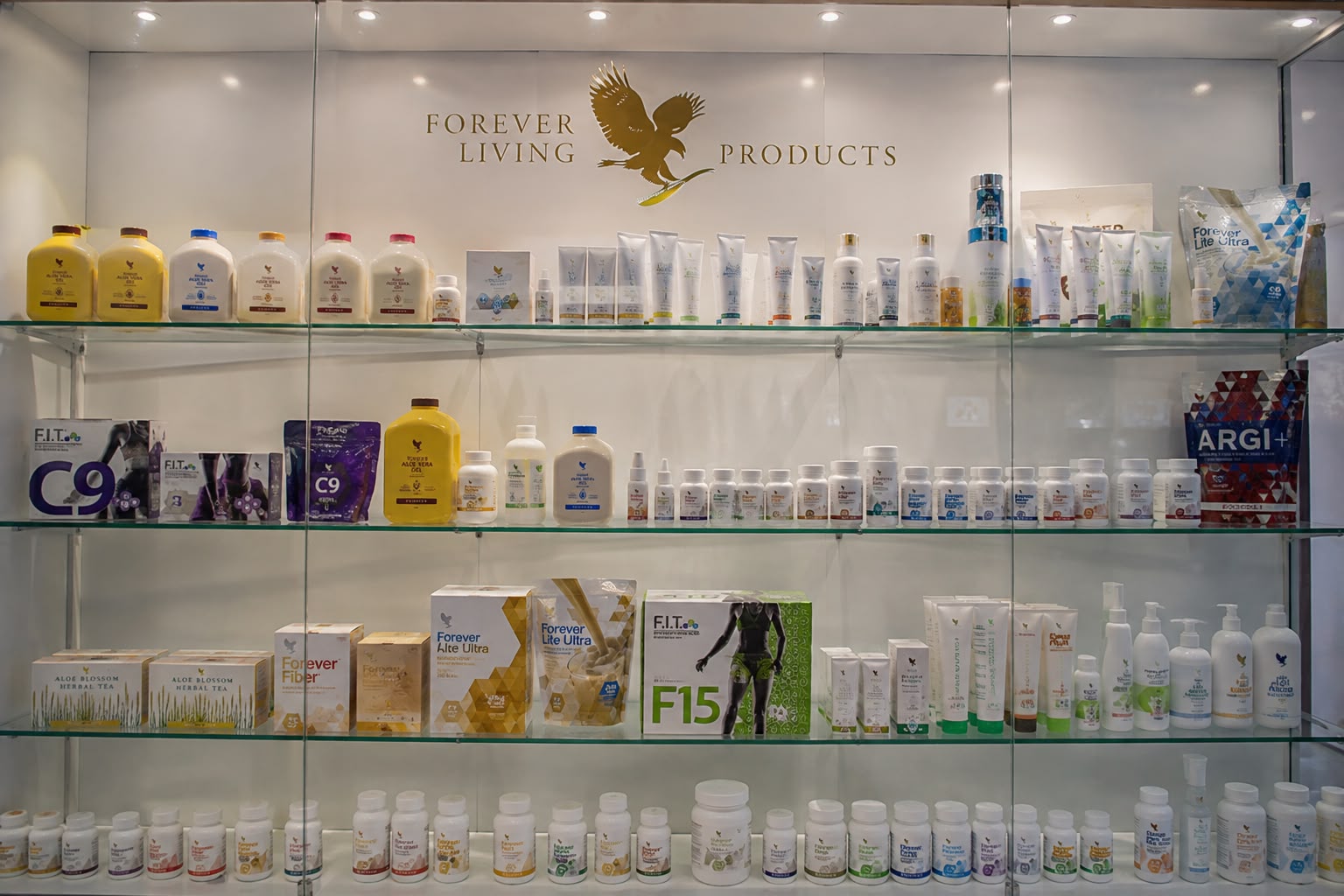Vitrine de la boutique Fakhr Forever avec les produits Forever Living